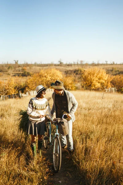 Adorável Casal Hipster Com Bicicleta Casal Usando Bonés Bonitos Camisolas — Fotografia de Stock