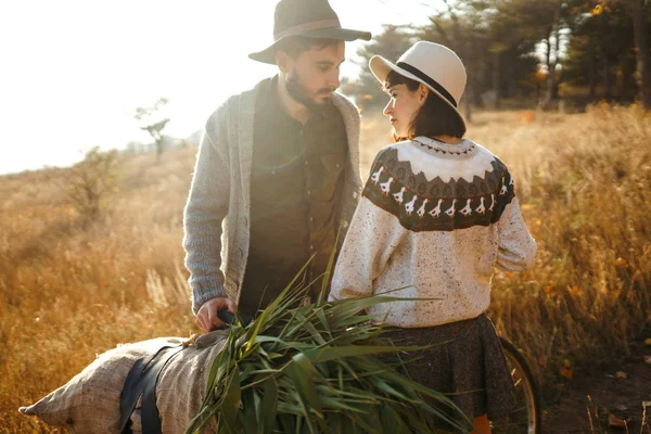 Adorável Casal Hipster Com Bicicleta Casal Usando Bonés Bonitos Camisolas — Fotografia de Stock