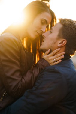 Güzel güzel çift birbirlerinin tadını çıkarıyorlar. Güzel sonbahar günü. Yaşam tarzı, parkta güneşli bir günde iki oyun mutlu çift. Gençlik, sevgi ve yaşam tarzı kavramı.