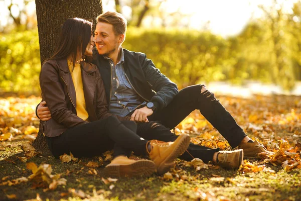 Casal Lindo Adorável Divertindo Belo Dia Outono Estilo Vida Casal — Fotografia de Stock