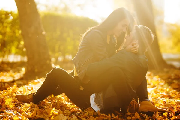 Lovely Beautiful Couple Enjoying Each Other Beautiful Autumn Day Lifestyle — Stock Photo, Image