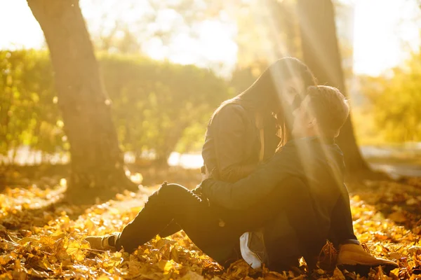 お互いを楽しんで素敵な美しいカップル 美しい秋の日 ライフスタイル 公園で晴れた日に2つの遊びの幸せなカップル ライフスタイルの概念 — ストック写真