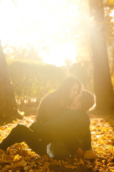 Härligt Vackert Par Som Njuter Varandra Vackra Höstdagen Livsstil Happy — Stockfoto