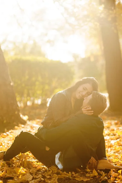 Härligt Vackert Par Som Njuter Varandra Vackra Höstdagen Livsstil Happy — Stockfoto