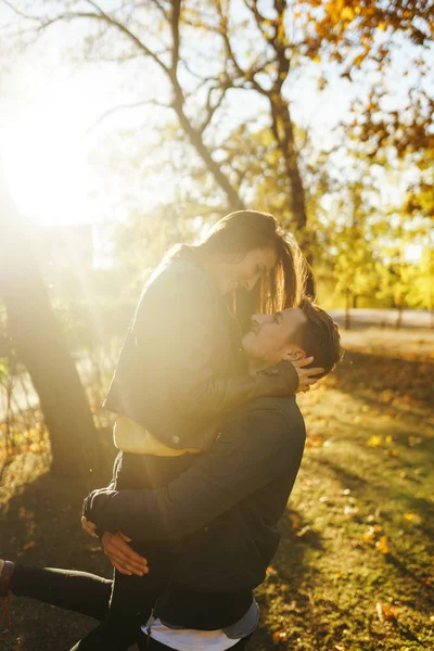 Casal Lindo Adorável Divertindo Belo Dia Outono Estilo Vida Casal — Fotografia de Stock