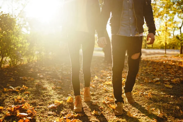 Piękne Piękne Pary Ciesząc Się Nawzajem Piękny Jesienny Dzień Lifestyle — Zdjęcie stockowe