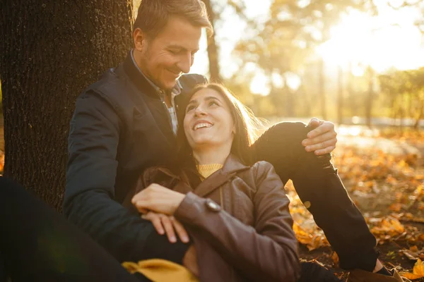 可爱的美丽的夫妇享受对方 美丽的秋日 生活方式 幸福的两对夫妇在阳光明媚的日子在公园里玩耍 爱情和生活方式的概念 — 图库照片