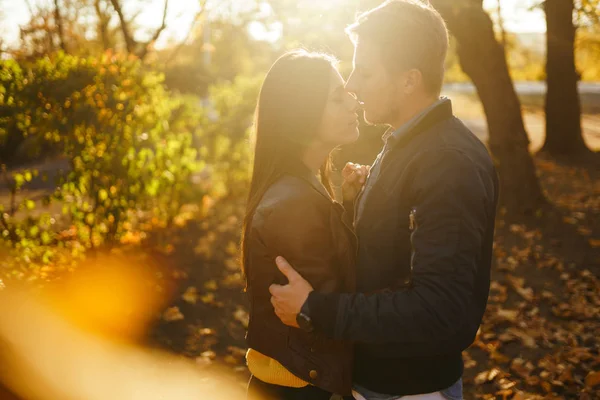 Härligt Vackert Par Som Njuter Varandra Vackra Höstdagen Livsstil Happy — Stockfoto