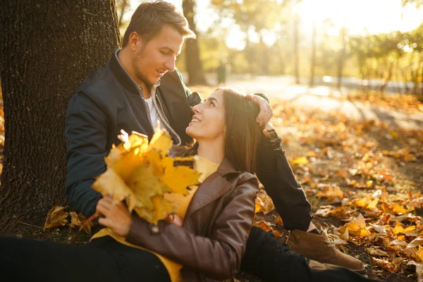 可爱的美丽的夫妇享受对方 美丽的秋日 生活方式 幸福的两对夫妇在阳光明媚的日子在公园里玩耍 爱情和生活方式的概念 — 图库照片