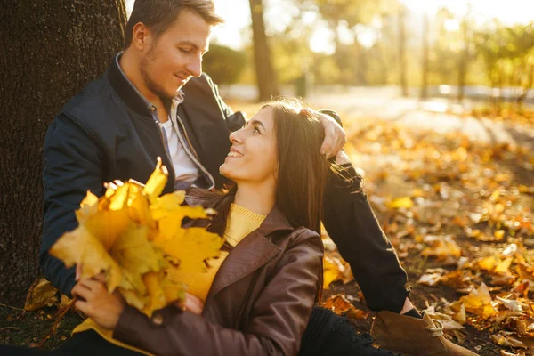 Härligt Vackert Par Som Njuter Varandra Vackra Höstdagen Livsstil Happy — Stockfoto