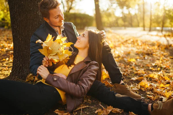 Lovely Beautiful Couple Enjoying Each Other Beautiful Autumn Day Lifestyle — Stock Photo, Image