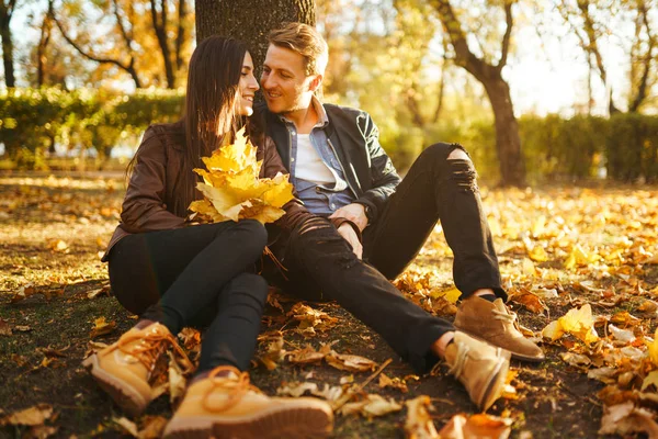 Piękne Piękne Pary Ciesząc Się Nawzajem Piękny Jesienny Dzień Lifestyle — Zdjęcie stockowe