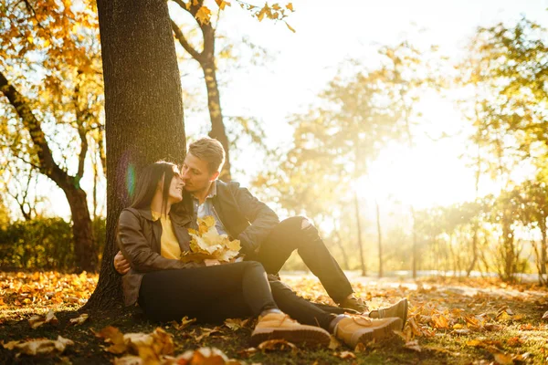 사랑스러운 아름다운 부부는 서로를 즐기고있다 아름다운 날입니다 라이프 스타일 공원에서 — 스톡 사진