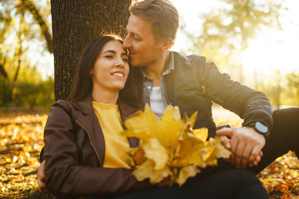 Mooie Mooie Paar Genieten Van Elkaar Mooie Herfst Dag Lifestyle — Stockfoto