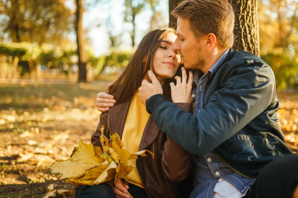 お互いを楽しんで素敵な美しいカップル 美しい秋の日 ライフスタイル 公園で晴れた日に2つの遊びの幸せなカップル ライフスタイルの概念 — ストック写真