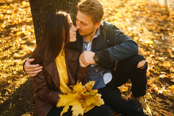 Güzel güzel çift birbirlerinin tadını çıkarıyorlar. Güzel sonbahar günü. Yaşam tarzı, parkta güneşli bir günde iki oyun mutlu çift. Gençlik, sevgi ve yaşam tarzı kavramı.