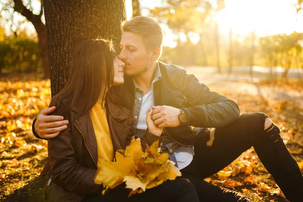 Güzel güzel çift birbirlerinin tadını çıkarıyorlar. Güzel sonbahar günü. Yaşam tarzı, parkta güneşli bir günde iki oyun mutlu çift. Gençlik, sevgi ve yaşam tarzı kavramı.