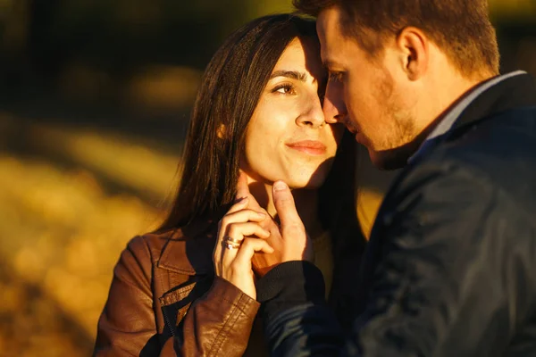 Casal Lindo Adorável Divertindo Belo Dia Outono Estilo Vida Casal — Fotografia de Stock