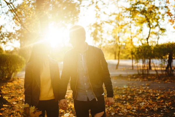 Schönes Schönes Schönes Paar Das Einander Genießt Schöner Herbsttag Lebensstil — Stockfoto