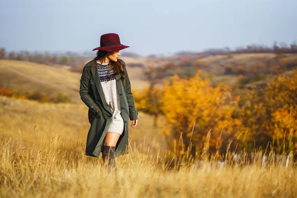 Belle Jeune Fille Élégante Dans Manteau Promène Automne Dans Parc — Photo