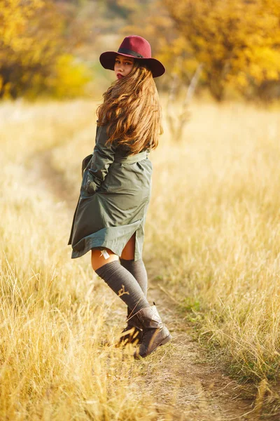 Piękna Młoda Stylowa Dziewczyna Płaszczu Spaceruje Jesienią Parku Dziewczyna Jest — Zdjęcie stockowe