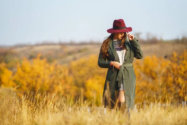 Bella Giovane Ragazza Elegante Cappotto Passeggiate Autunno Nel Parco Ragazza — Foto Stock