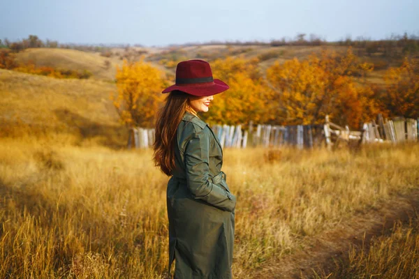 Belle Jeune Fille Élégante Dans Manteau Promène Automne Dans Parc — Photo