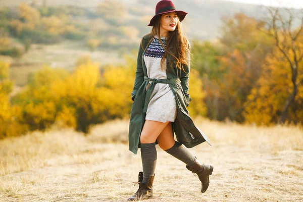 Gyönyörű Fiatal Stílusos Lány Kabátban Sétál Ősszel Parkban Lány Zöld — Stock Fotó