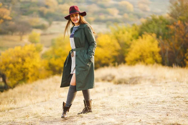 Bella Giovane Ragazza Elegante Cappotto Passeggiate Autunno Nel Parco Ragazza — Foto Stock