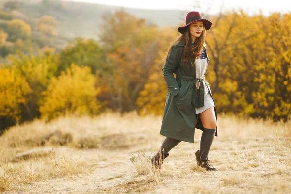 Bella Giovane Ragazza Elegante Cappotto Passeggiate Autunno Nel Parco Ragazza — Foto Stock