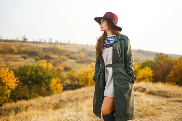 Paltolu Güzel Genç Şık Bir Kız Sonbaharda Parkta Yürüyor Kız — Stok fotoğraf