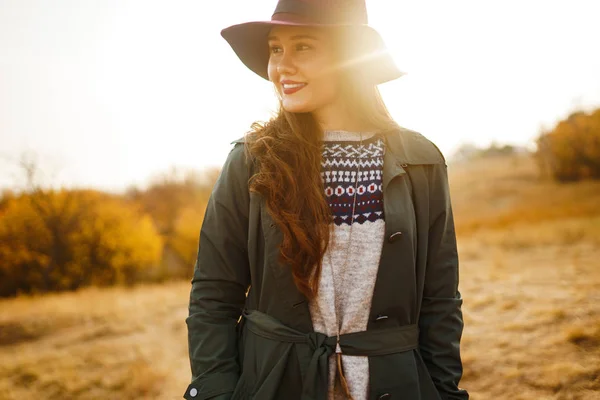 Beautiful Young Stylish Girl Coat Walks Autumn Park Girl Dressed — Stock Photo, Image