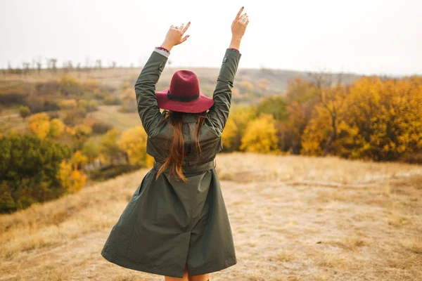 Beautiful Young Stylish Girl Coat Walks Autumn Park Girl Dressed — Stock Photo, Image