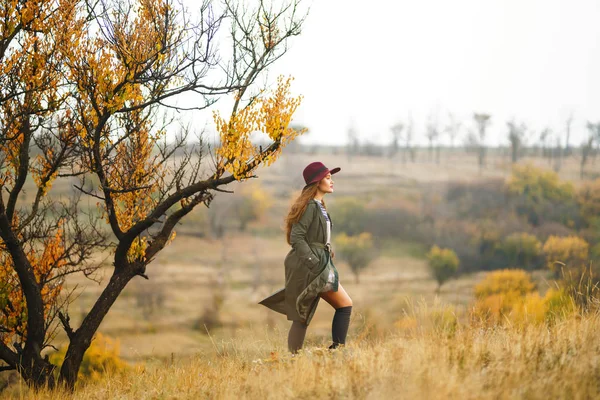 Bella Giovane Ragazza Elegante Cappotto Passeggiate Autunno Nel Parco Ragazza — Foto Stock