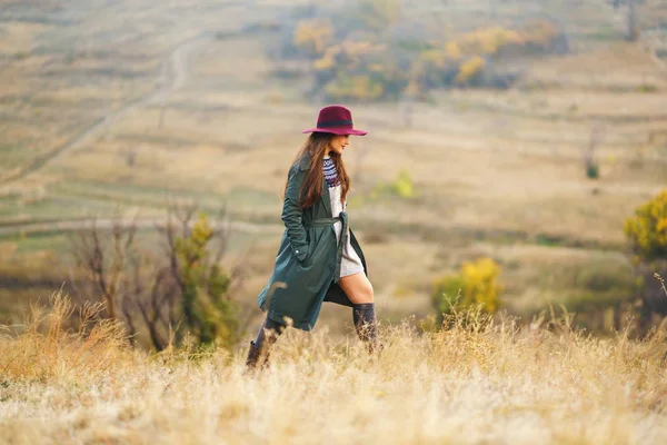 Hermosa Joven Con Estilo Chica Abrigo Camina Otoño Parque Chica — Foto de Stock