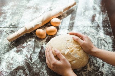 Ahşap masa arkasında kadın eli ile para kazanmak. Yemek pişirme konsepti. Güzel kadın elleri.