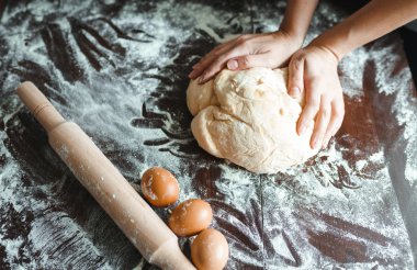 Ahşap masa arkasında kadın eli ile para kazanmak. Yemek pişirme konsepti. Güzel kadın elleri.