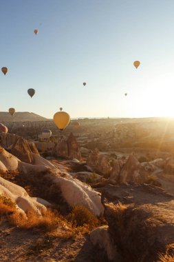 Sıcak Hava Balonu Uçuşu Güney Kapadokya Turu Goreme Açık Hava Müzesi. Güneş doğarken yükselen sıcak hava balonları Kapadokya 'da. Goreme Milli Parkı Türkiye.