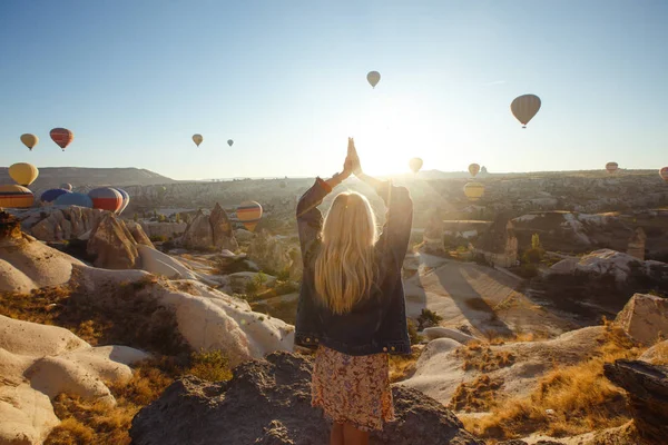 Young Attractive Girl Hat Stands Mountain Flying Air Balloons Background — Stock Photo, Image