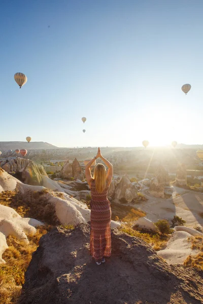 Young Attractive Girl Hat Stands Mountain Flying Air Balloons Background — Stock Photo, Image