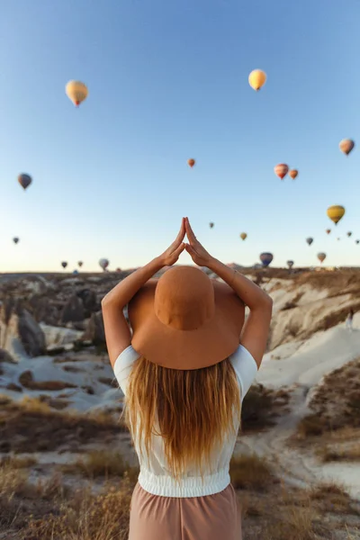 Menina Bonita Atraente Chapéu Fica Montanha Com Balões Voando Fundo — Fotografia de Stock