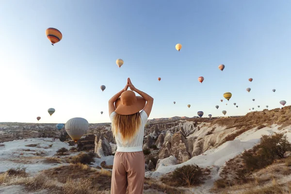 Menina Bonita Atraente Chapéu Fica Montanha Com Balões Voando Fundo — Fotografia de Stock