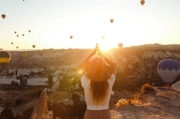 Menina Bonita Atraente Chapéu Fica Montanha Com Balões Voando Fundo — Fotografia de Stock