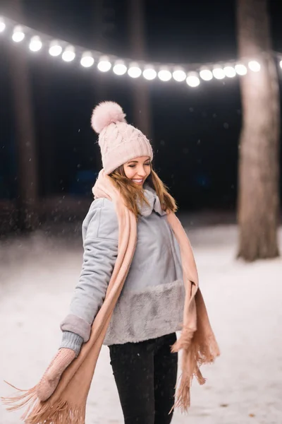 Gyönyörű Fiatal Télen Boldog Téli Időt Erdőben Lány Kék Kabátba — Stock Fotó