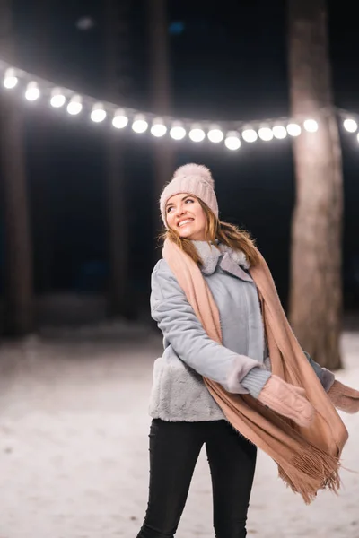 Belle Jeune Femme Hiver Joyeux Hiver Dans Forêt Jeune Fille — Photo