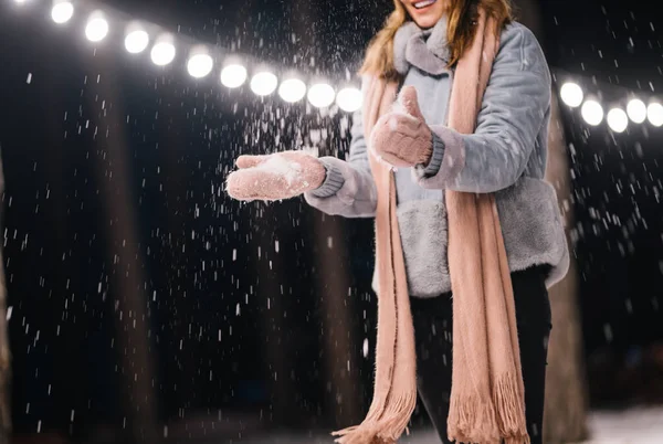 Vackra Stickade Vantar Med Snö Glad Vinter Skogen Flickan Klädd — Stockfoto