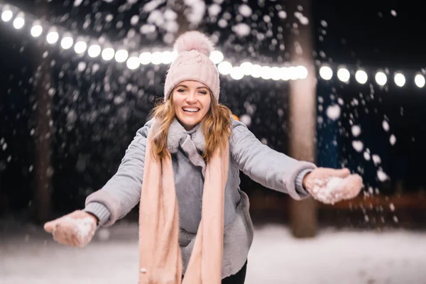 Une Belle Fille Joue Avec Neige Joyeux Hiver Dans Forêt — Photo