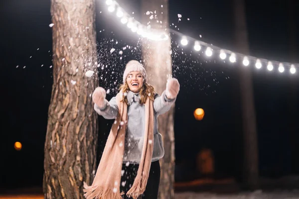 Красивая Девушка Играет Снегом Счастливого Зимнего Времени Лесу Девушка Одета — стоковое фото