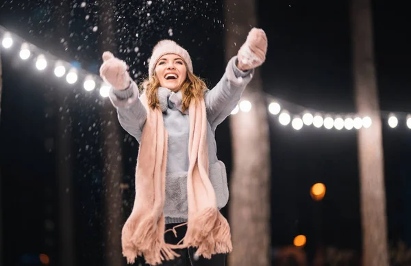 Vacker Flicka Leker Med Snö Glad Vintertid Skogen Flickan Klädd — Stockfoto