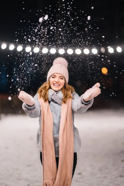 Vacker Flicka Leker Med Snö Glad Vintertid Skogen Flickan Klädd — Stockfoto